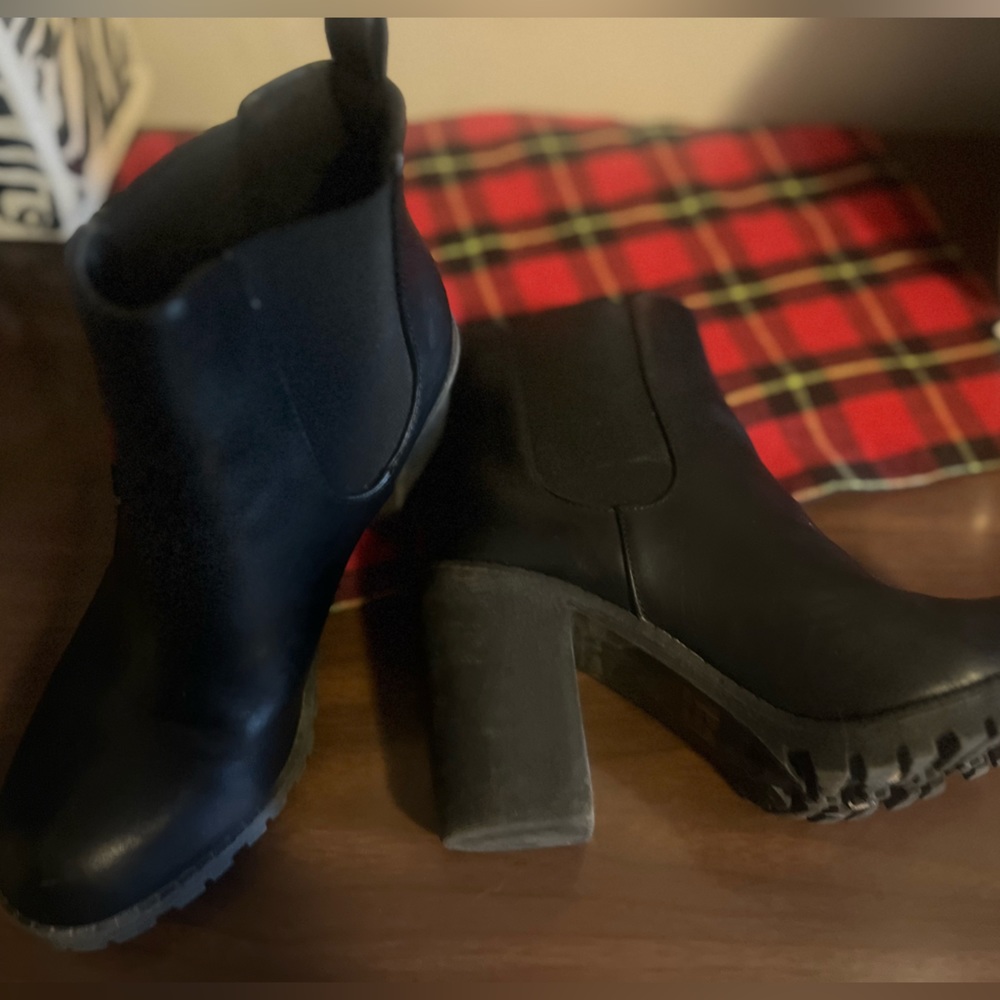 Size 8 1/2 -Soda Pilot ~ Women Lug Sole High Heel Chelsea Fashion Ankle Bootie